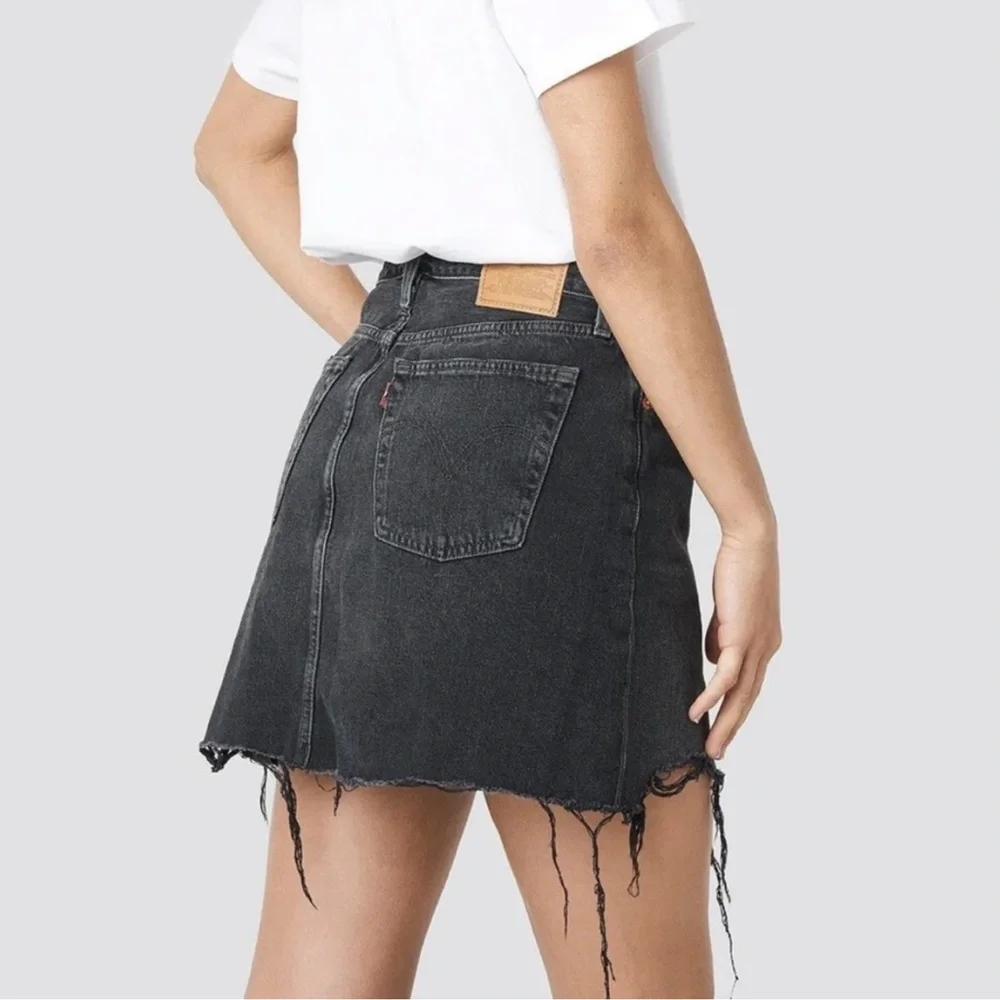 Levi’s High Rise Raw Hem Denim Mini Skirt Black 24